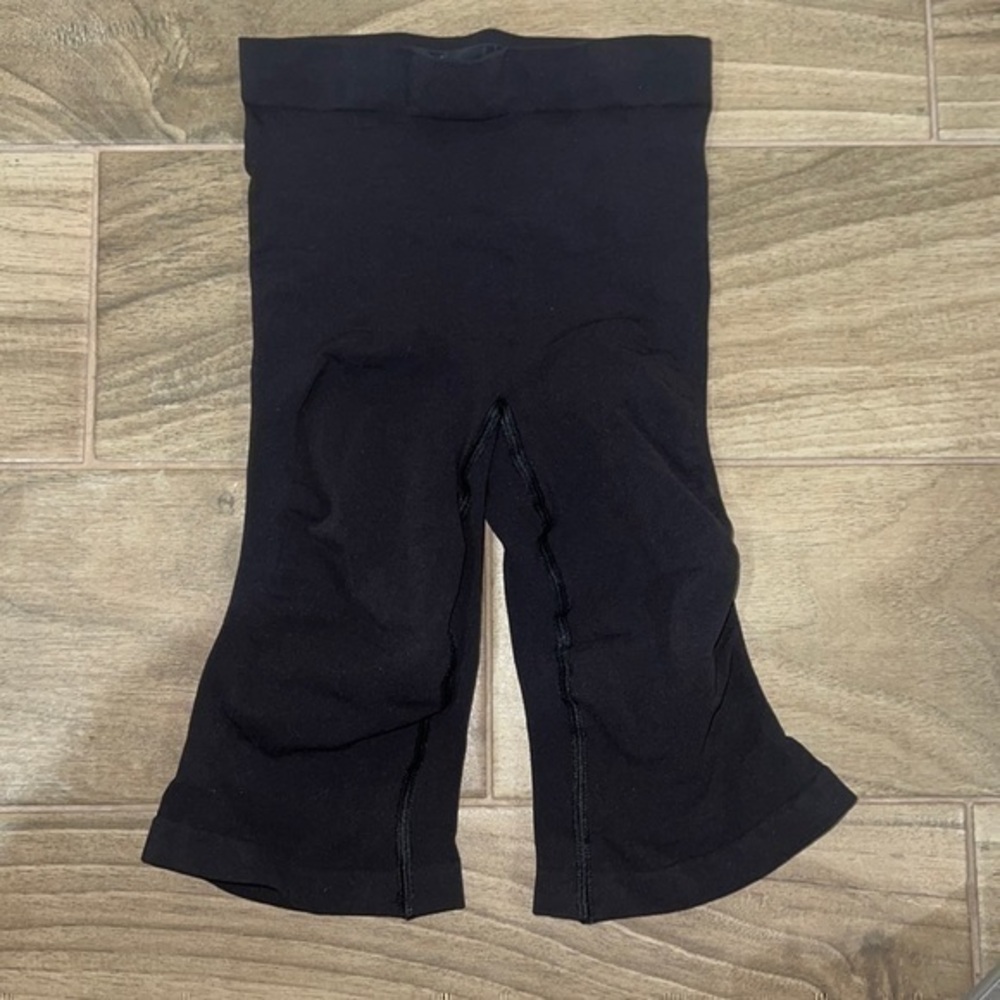 SCULPTING SHORT ABOVE THE KNEE W/ OPEN GUSSET